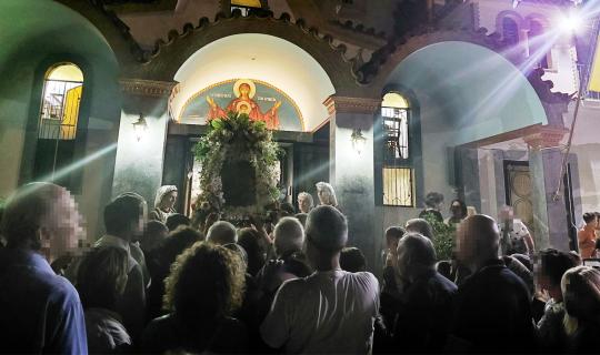 Ναός Παναγίας Προυσιώτισσας: Πανηγυρικός Εσπερινός με τη συνοδεία πιστών και της φιλαρμονικής.